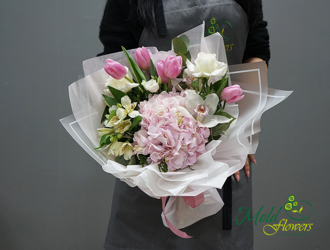 Букет с розовой гортензией и тюльпанами Фото